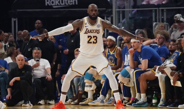 詹姆斯三分命中100% 突破1000记与科比湖人队史唯二